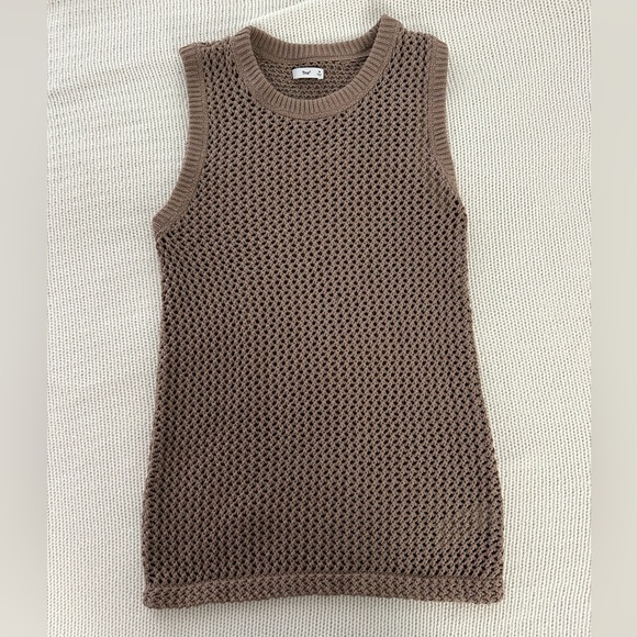 Aritzia Tops - Aritzia TNA Dundas Sweater Vest Size M